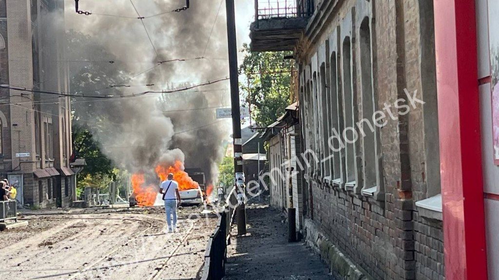 В Донецке после обстрела ВСУ загорелся пассажирский автобус