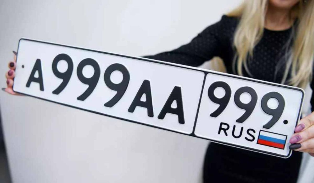 Водителей будут штрафовать за номера 2025 года без флага России Водителей будут штрафовать за номера 2025 года без флага России