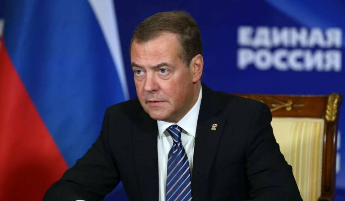 "В средние века за это рубили голову": Дмитрий Медведев отреагировал на инцидент с саблисткой с Украины