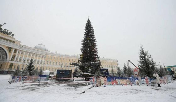 Новогодняя ель покидает Дворцовую площадь Петербурга