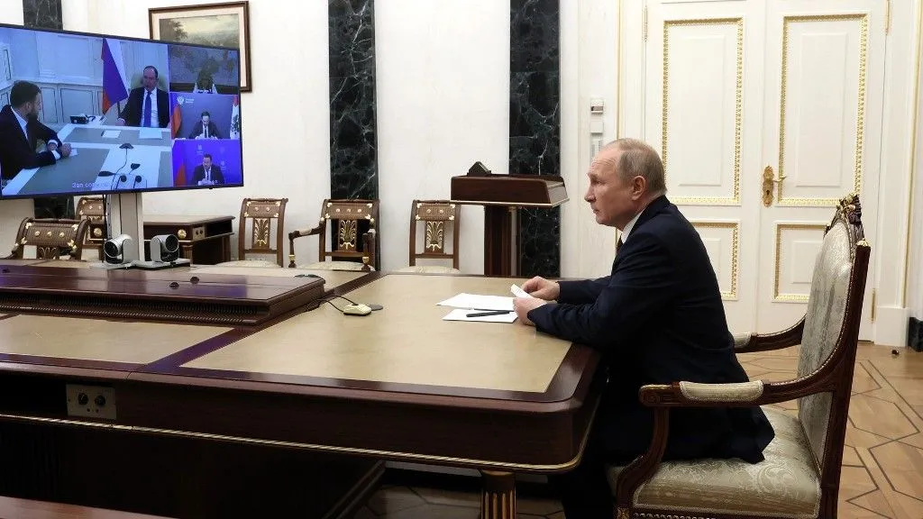 Путин потребовал поднять прожиточный минимум и МРОТ