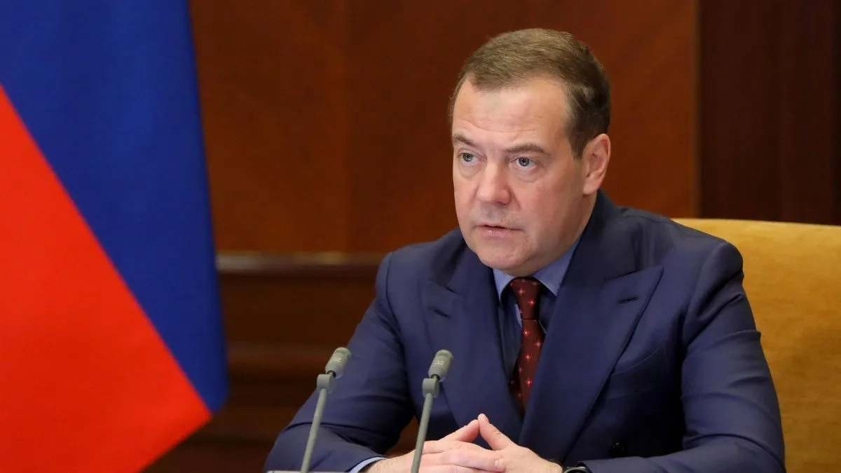 Медведев обвинил Борреля в «жестокой словесной диарее»
