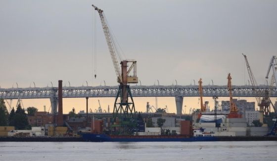 Порт Петербурга принял самый большой контейнеровоз