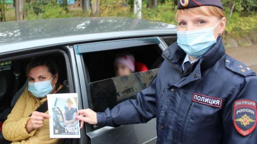 Чайковские госавтоинспекторы за безопасность детей в автомобиле 