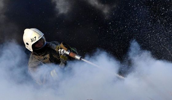 Пожар охватил историческое здание в центре Петербурга