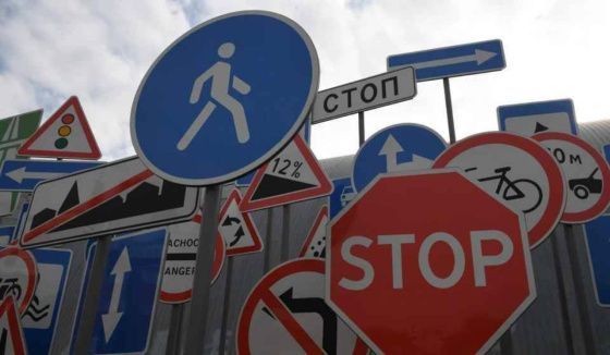 В Омске на перекрестке Дианова и Дергачева запретят левый поворот