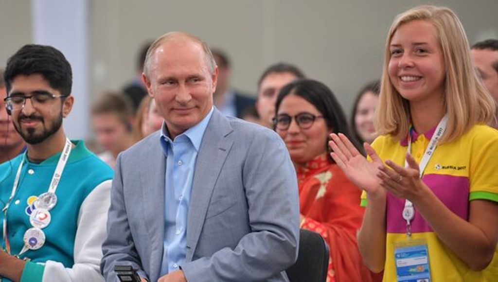 В Кремле назвали отрадой поддержку Путина детьми и подростками