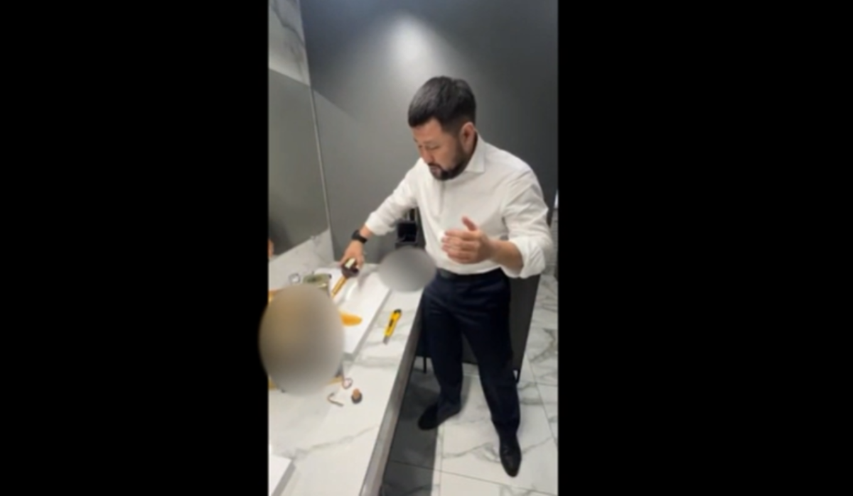 Мэр российского города вылил элитный подаренный ему алкоголь