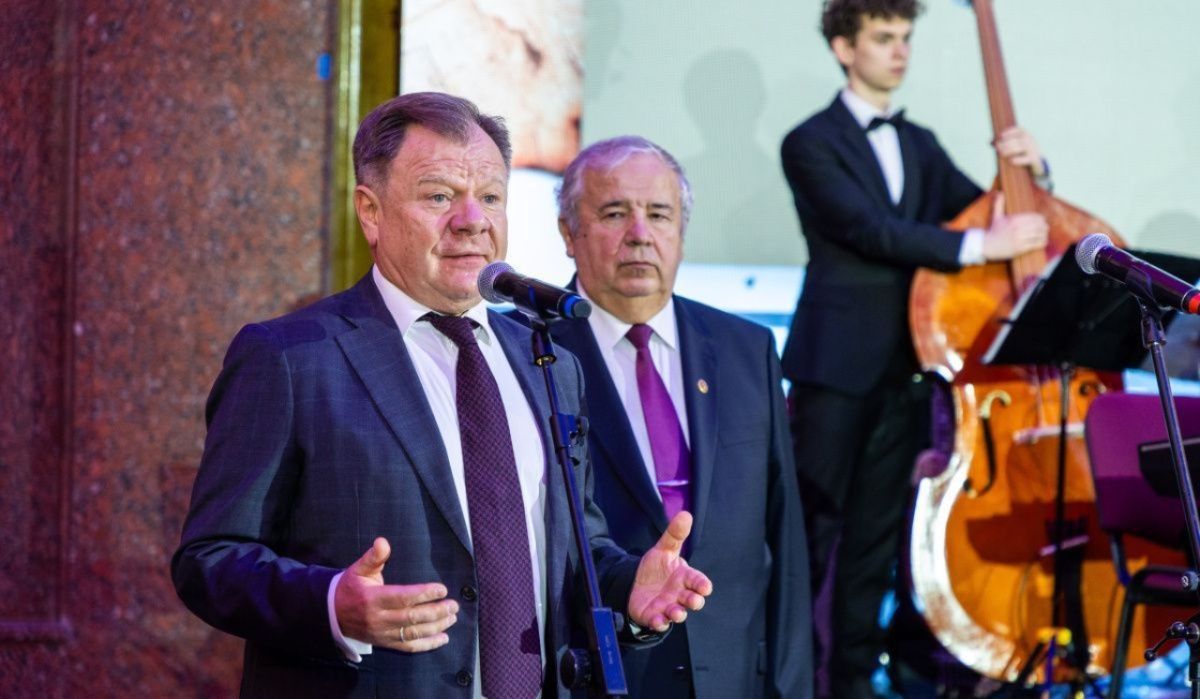 Игорь Бутман подарил Музею Победы картину в память о погибших музыкантах