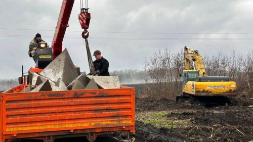 Российский губернатор показал фото с места засечной черты рядом с украинской границей