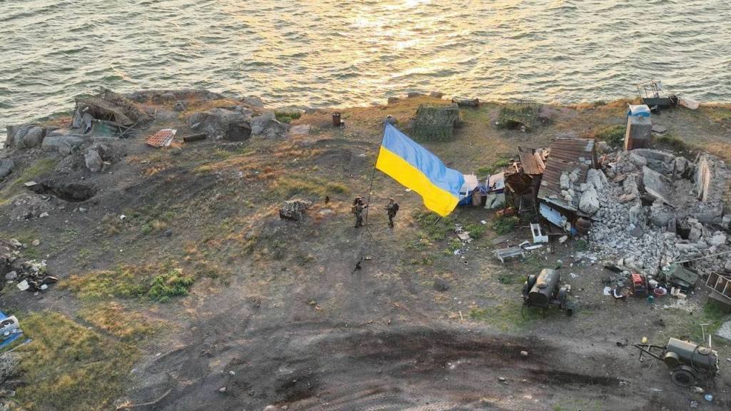 Украинские военные высадились с флагом на Змеиный и были уничтожены