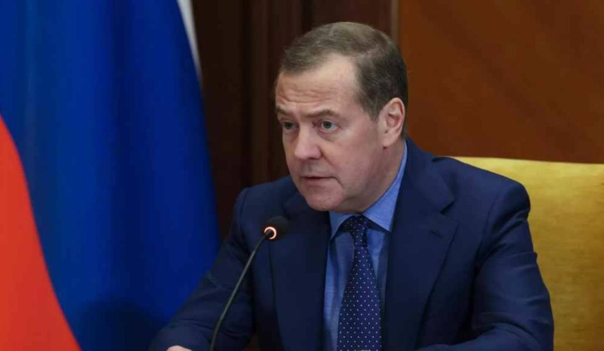 Медведев посоветовал "никак" не реагировать на заявления Трампа по поводу поставок оружия