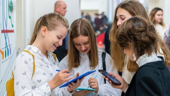 Петербург подготовил подарки для школьников Мариуполя к 1 сентября