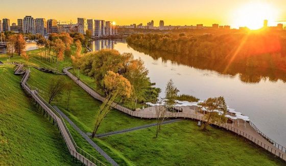 В Мневниковской пойме обустроили новый пешеходный маршрут вдоль воды
