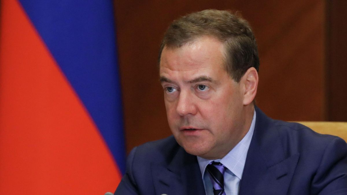 Медведев призвал Россию наносить удары по Украине негуманным оружием