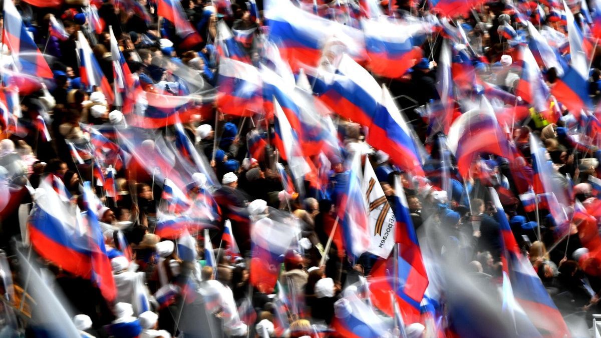 Россиян, не встающих под гимн РФ, предложили лишать гражданства