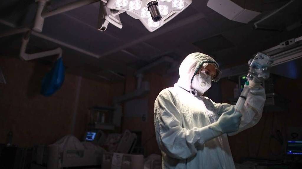 В России за сутки от коронавируса умерли 1237 человек