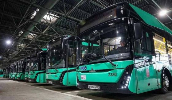 В Петербурге на дороги вышли 100 новых электробусов большого класса