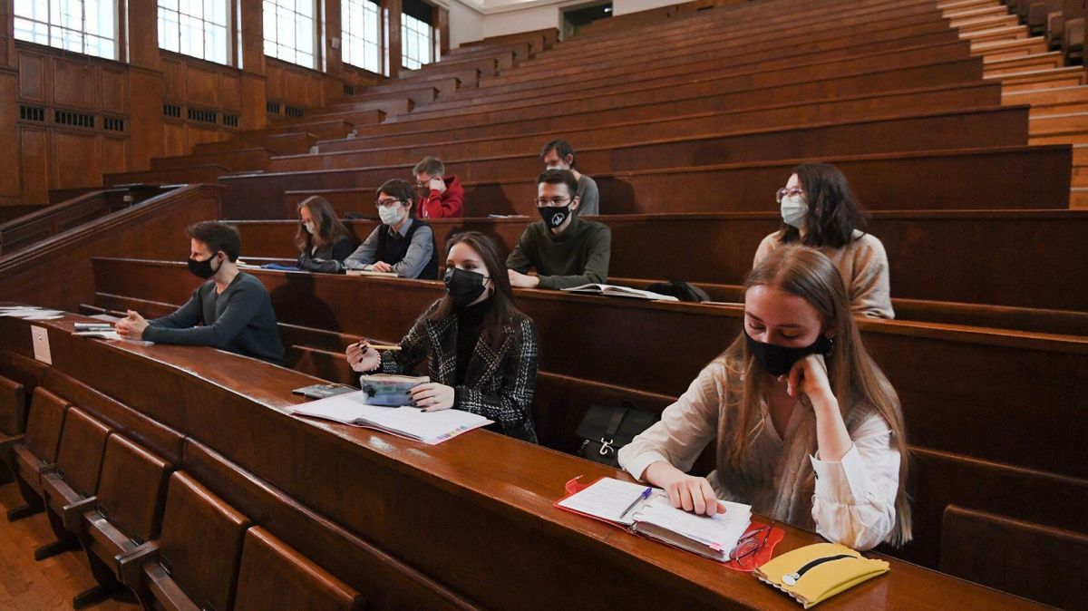В российских вузах предложили провести эксперимент свободного обучения студентов в виде консультаций