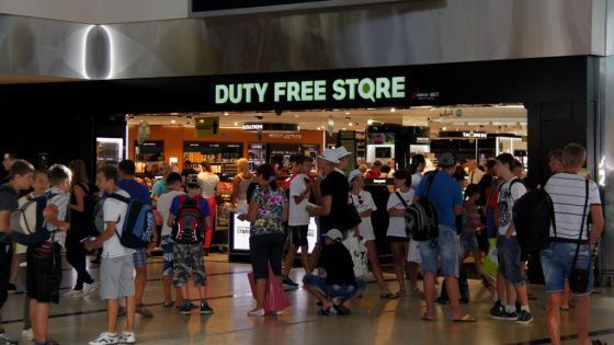 В российских аэропортах предложили ограничить продажу алкоголя