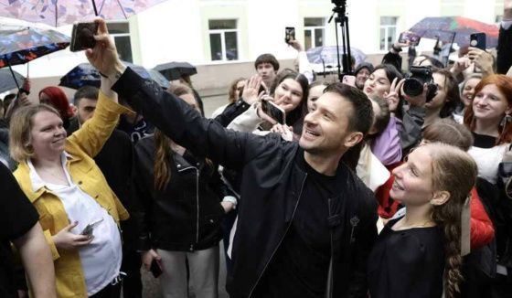 Сергей Лазарев поздравил выпускников на последнем звонке в нижегородской школе