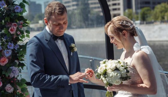 Москвичи открыли сезон свадеб на летних площадках