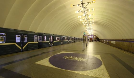 Движение метро в Петербурге восстановлено после падения пассажира на рельсы