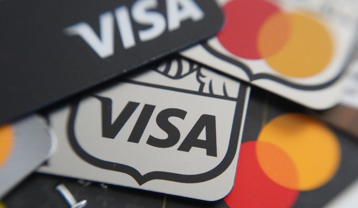 Банки сообщили сроки вывода карт Visa и Mastercard из обращения в России