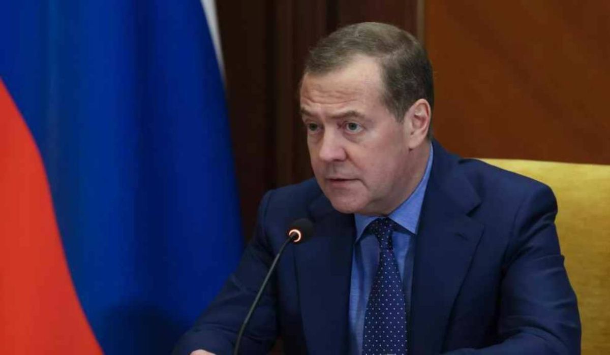 Медведев отреагировал на заявление Трампа о "игре России с огнем"