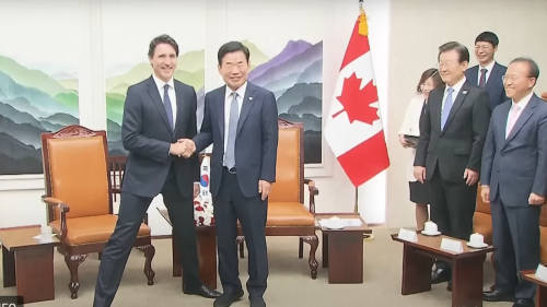 "Раздвинул ноги": премьер Канады удивил странным поведением