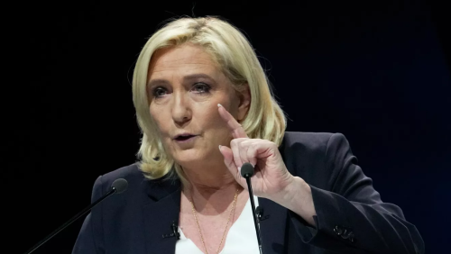 "Одеваться в водолазки не буду" - Ле Пен высмеяла французских чиновников