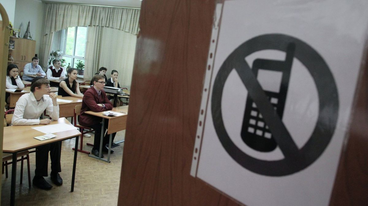 Российским школьникам запретили использовать телефоны на уроках