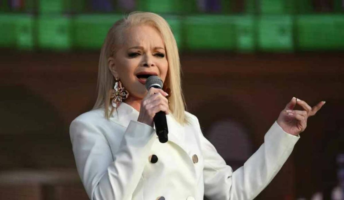 Долина завершила первый сольный концерт года песней "Стена"