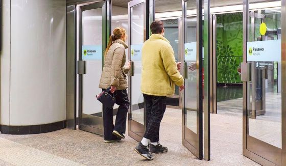 В метро Москвы начали снимать вторые двери в вестибюлях