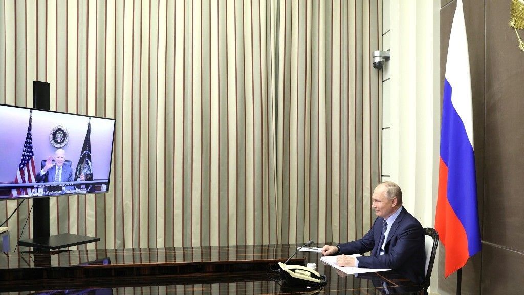 Песков рассказал, передал ли Путин через Орбана «месседж» Байдену