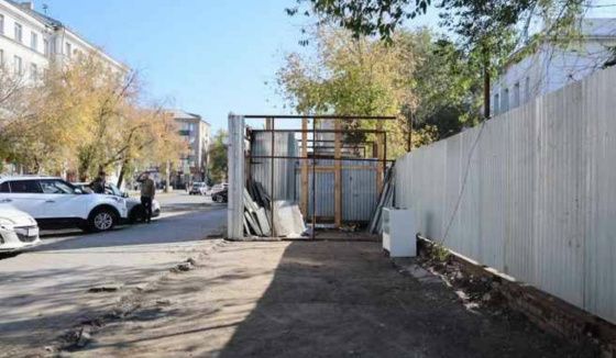В Челябинске начался снос ларьков на мини-рынке у здания крупной больницы