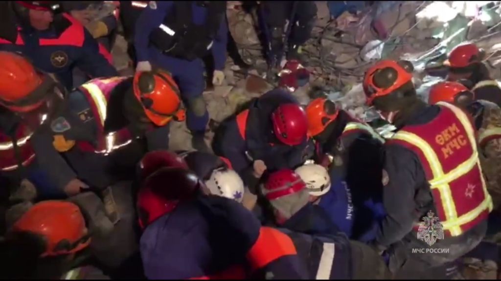 МЧС РФ спасло мужчину из-под завалов в Турции спустя 160 часов после землетрясения