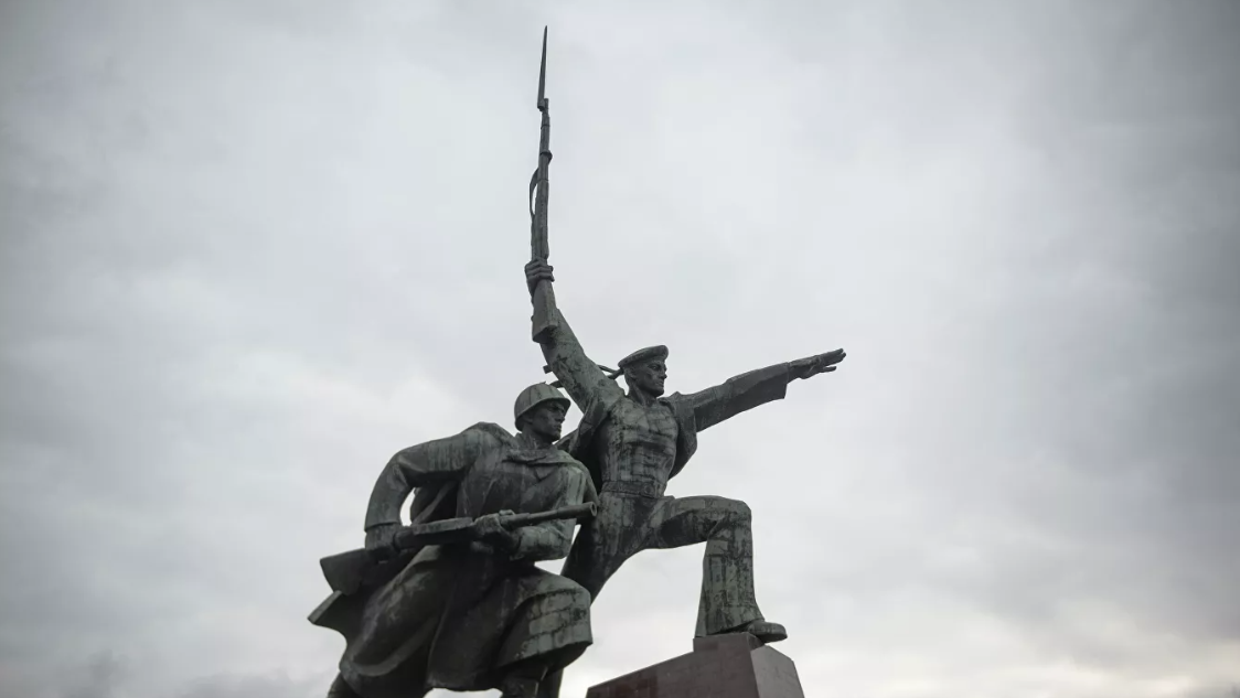 В Севастополе вандалы осквернили памятник солдату и матросу
