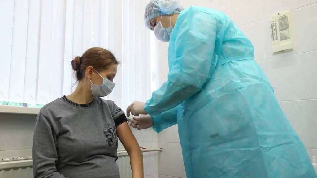 Россиянам могут дать три выходных за вакцинацию от коронавируса
