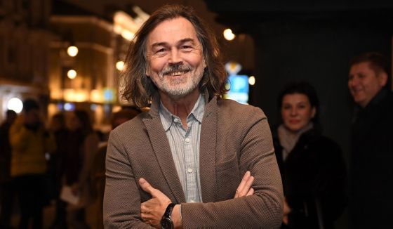 Никас Сафронов подарил девять картин детской школе искусств в Петербурге