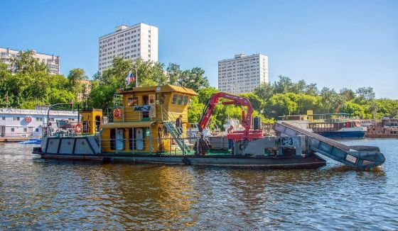 Коммунальный флот Москвы собрал свыше 530 тонн мусора за летнюю навигацию