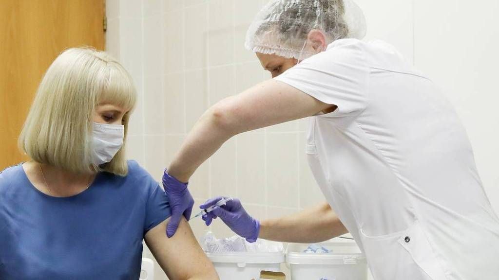 Русских врачей оставят без денег из-за отказа от прививки против коронавируса