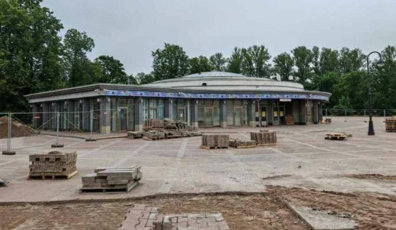 В Петербурге у вестибюля "Парк Победы" начали подготовку площадки для строительства