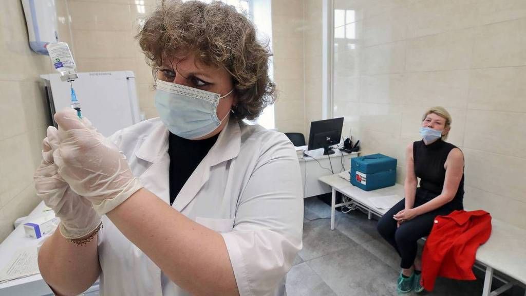 Россиянам предложили бесплатную стрижку за прививку от коронавируса