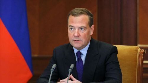 Медведев намекнул на скорые расстрелы предателей по законам военного времени