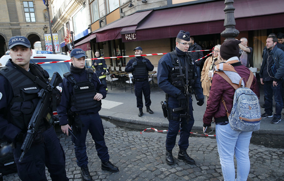 В Париже задержали митингующих из-за граффити с садомией и Макроном