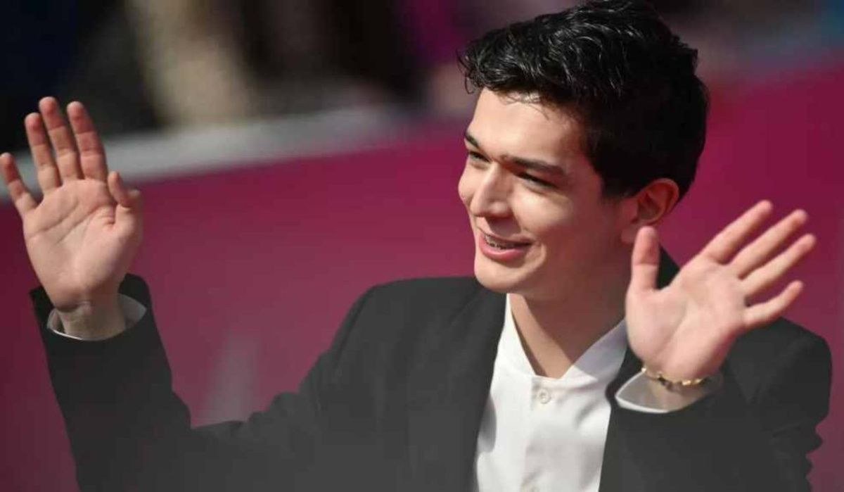 В Казахстане отменили концерты Akmal' после провокации с желто-синим пакетом