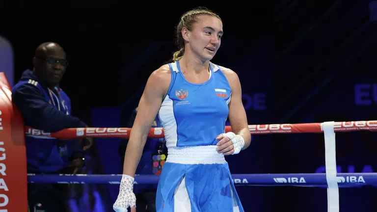 Россиянка Чумгалакова одержала победу над украинкой Охотой в финале ЧЕ по боксу