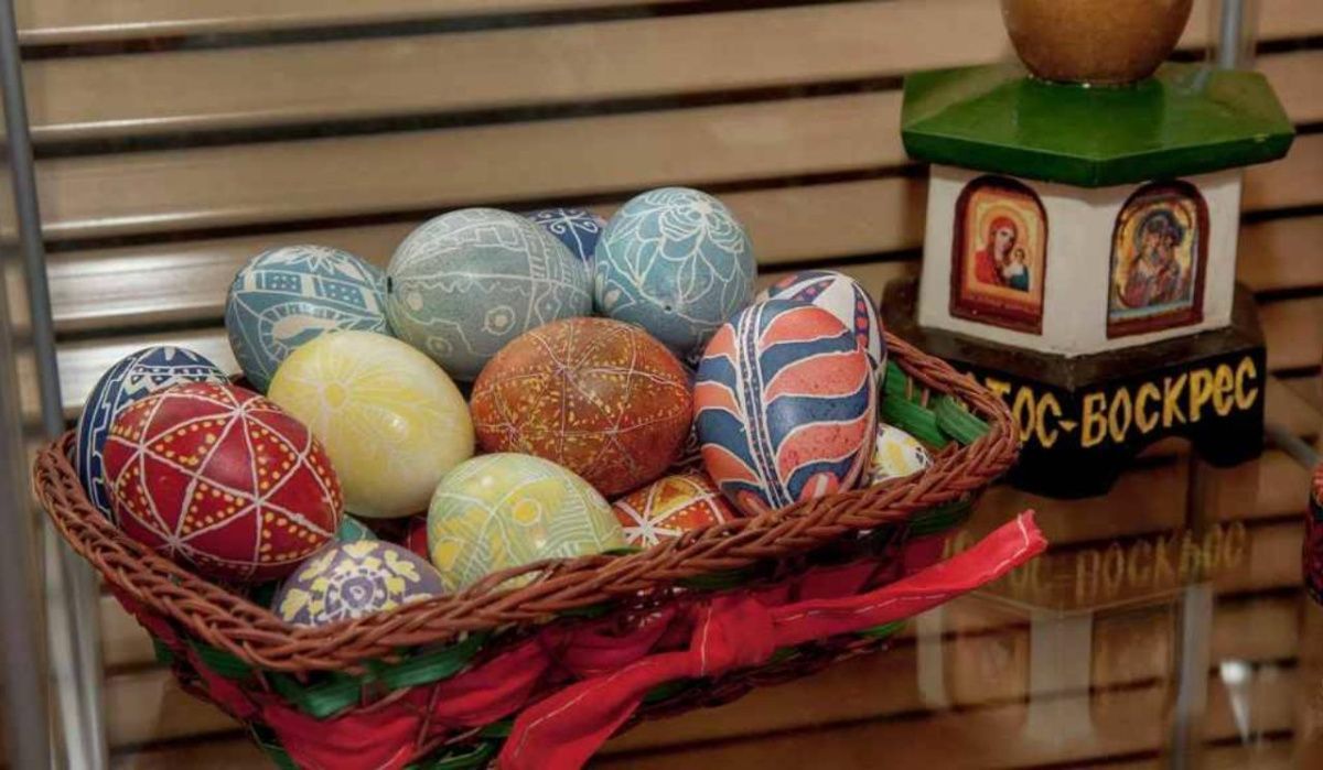 Священник объяснил, какие изображения недопустимы на пасхальных яйцах