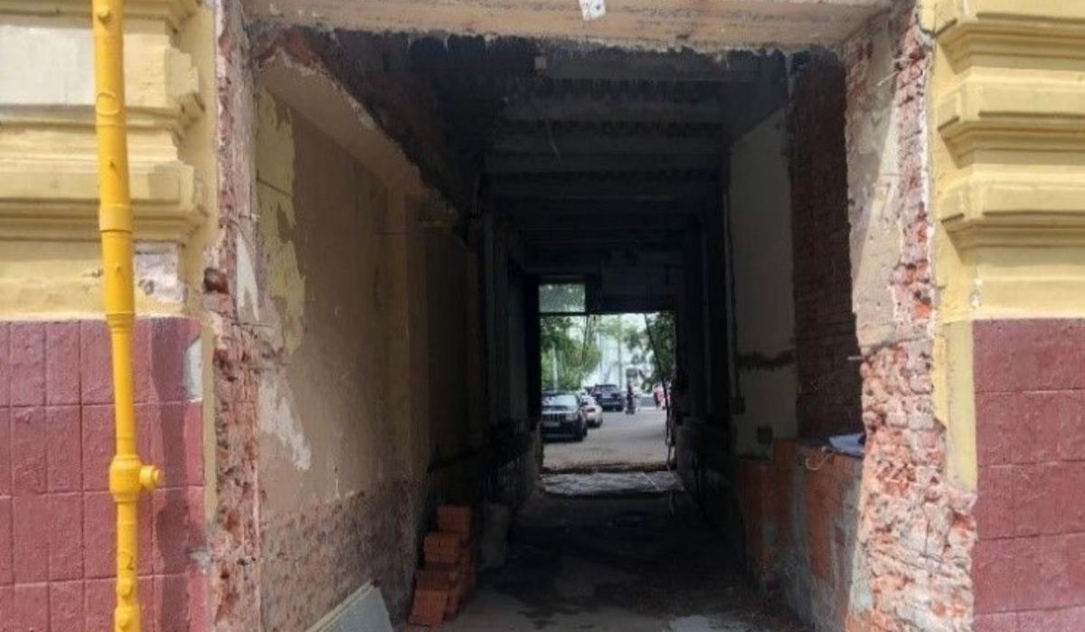 В Пресненском районе Москвы пресекли незаконную застройку арки дома